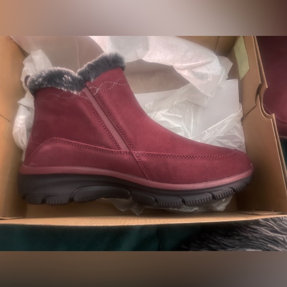 Skechers size 8.5 Burgundy easy going fall essential Suede zip up ankle boot - Picture 9 of 12